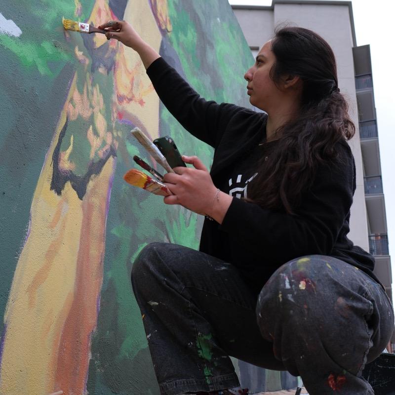 Persona pintant un mural