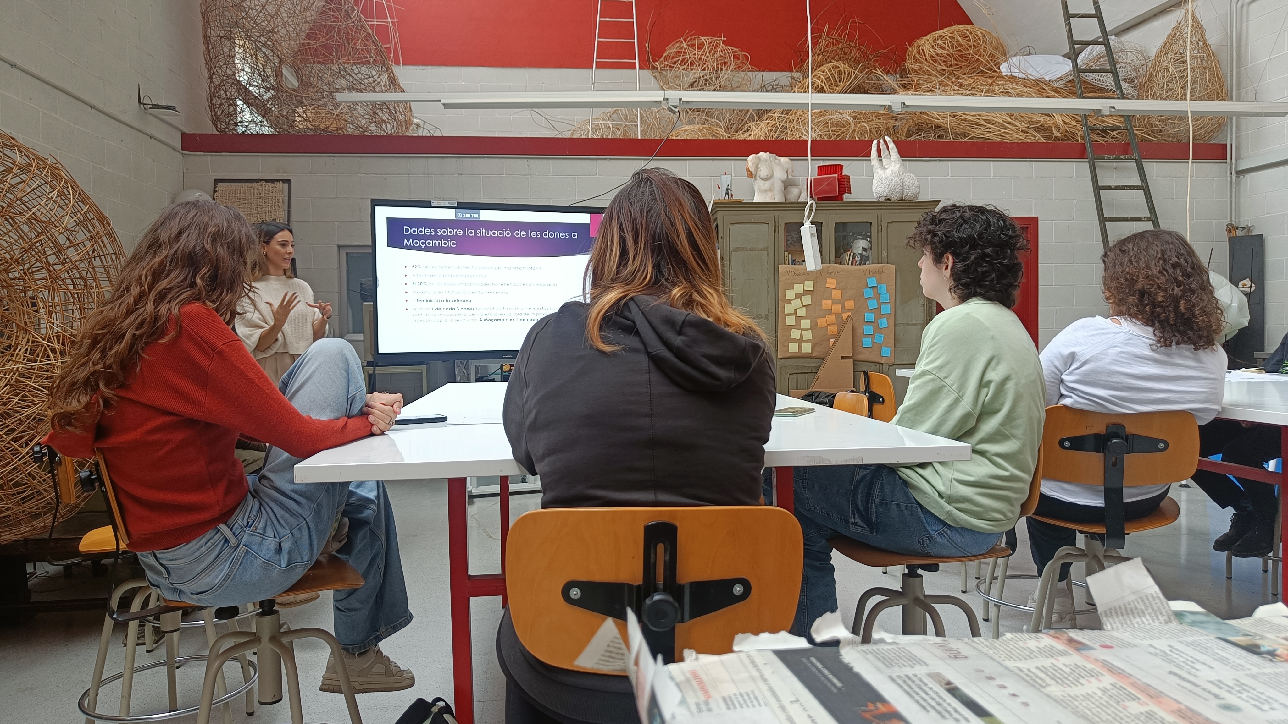 Un dels tallers de Woman a l'escola La Llotja