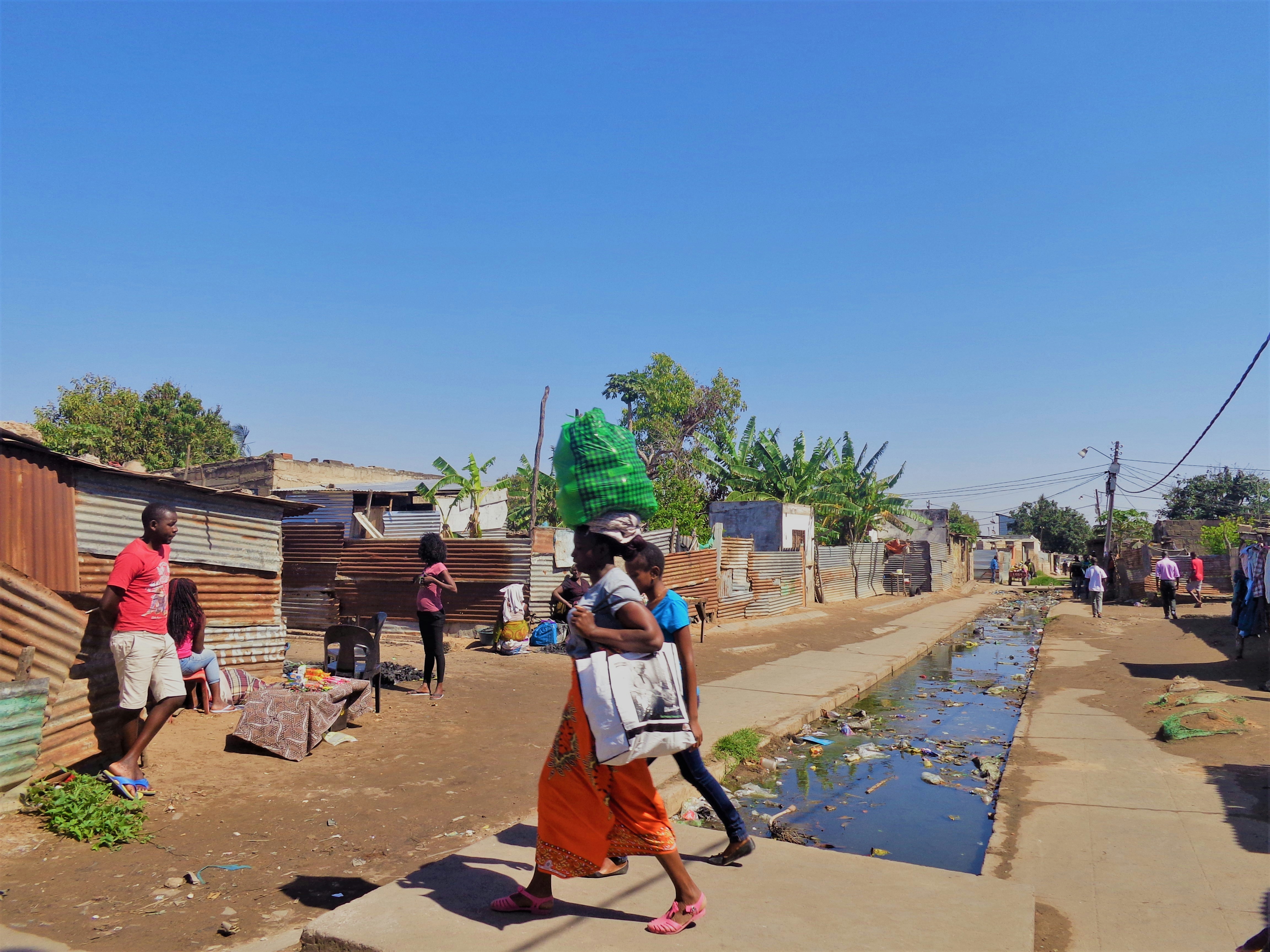 Un grup de persones en un dels barris de Maputo.