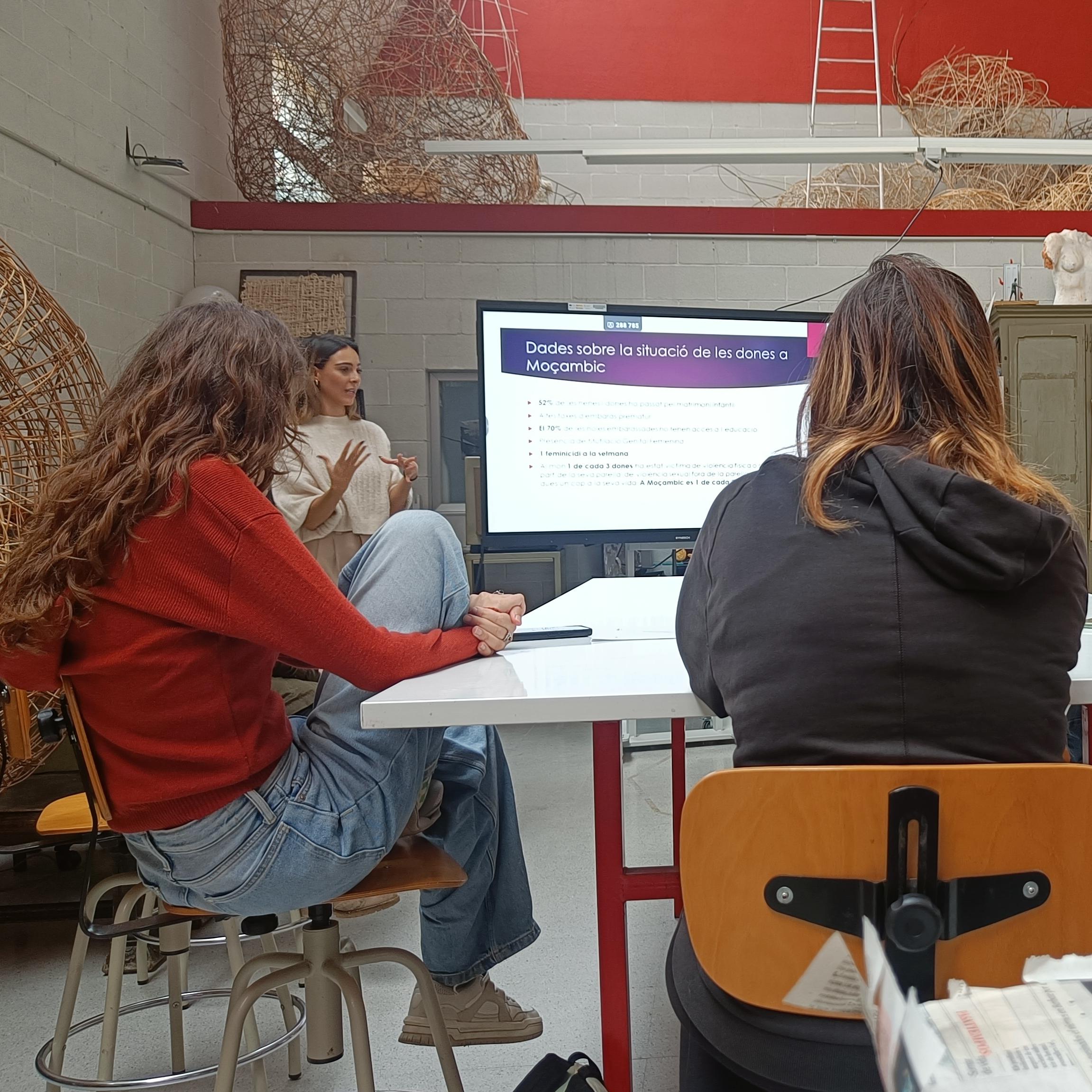 Un dels tallers de Woman a l'escola La Llotja