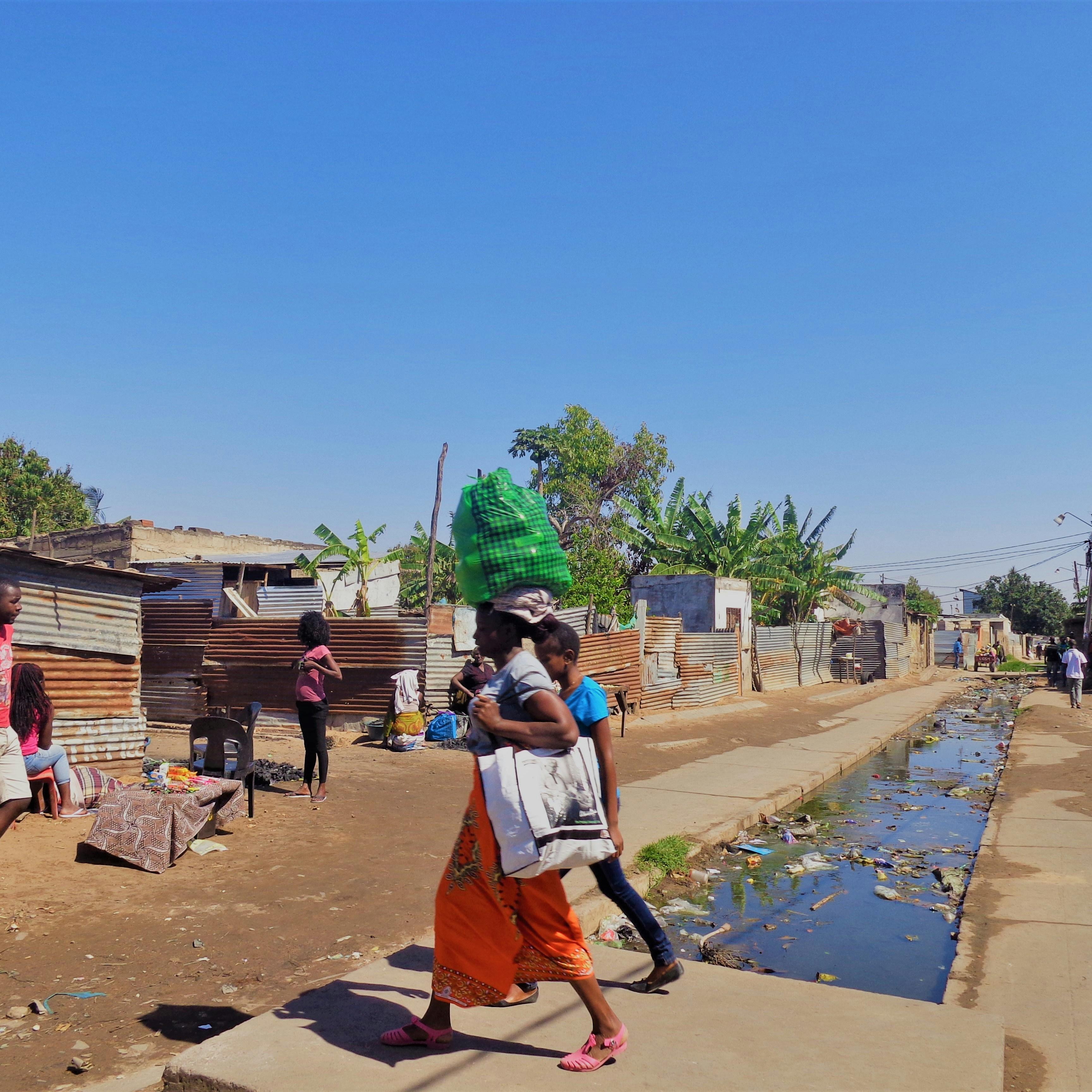 Un grup de persones en un dels barris de Maputo.