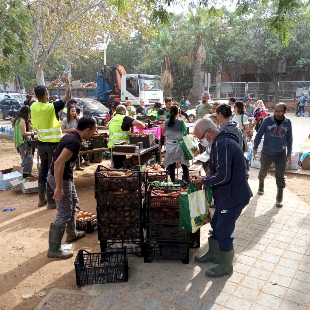 repartiment d'aliments durant la DANA