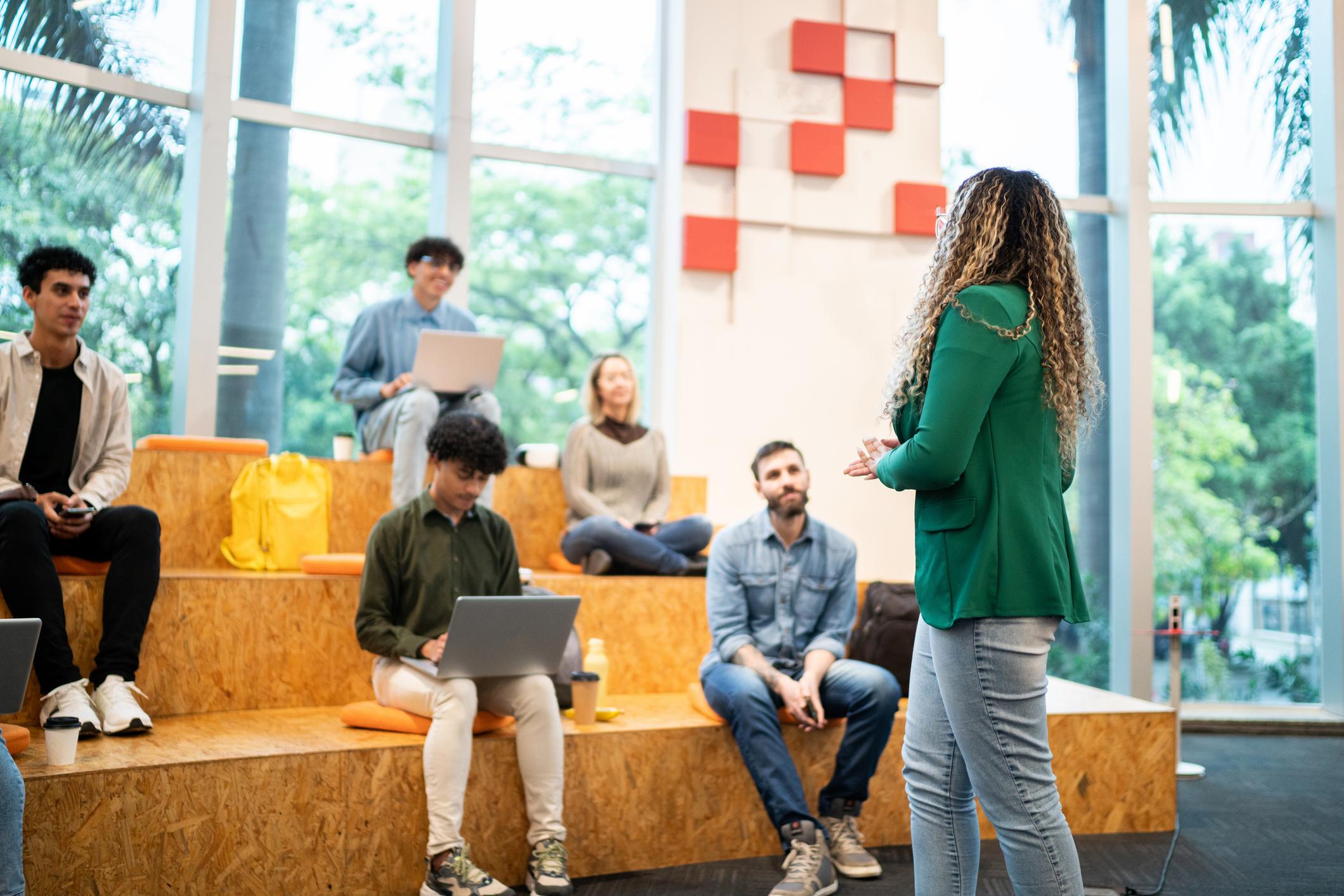 Persones escoltant una ponent