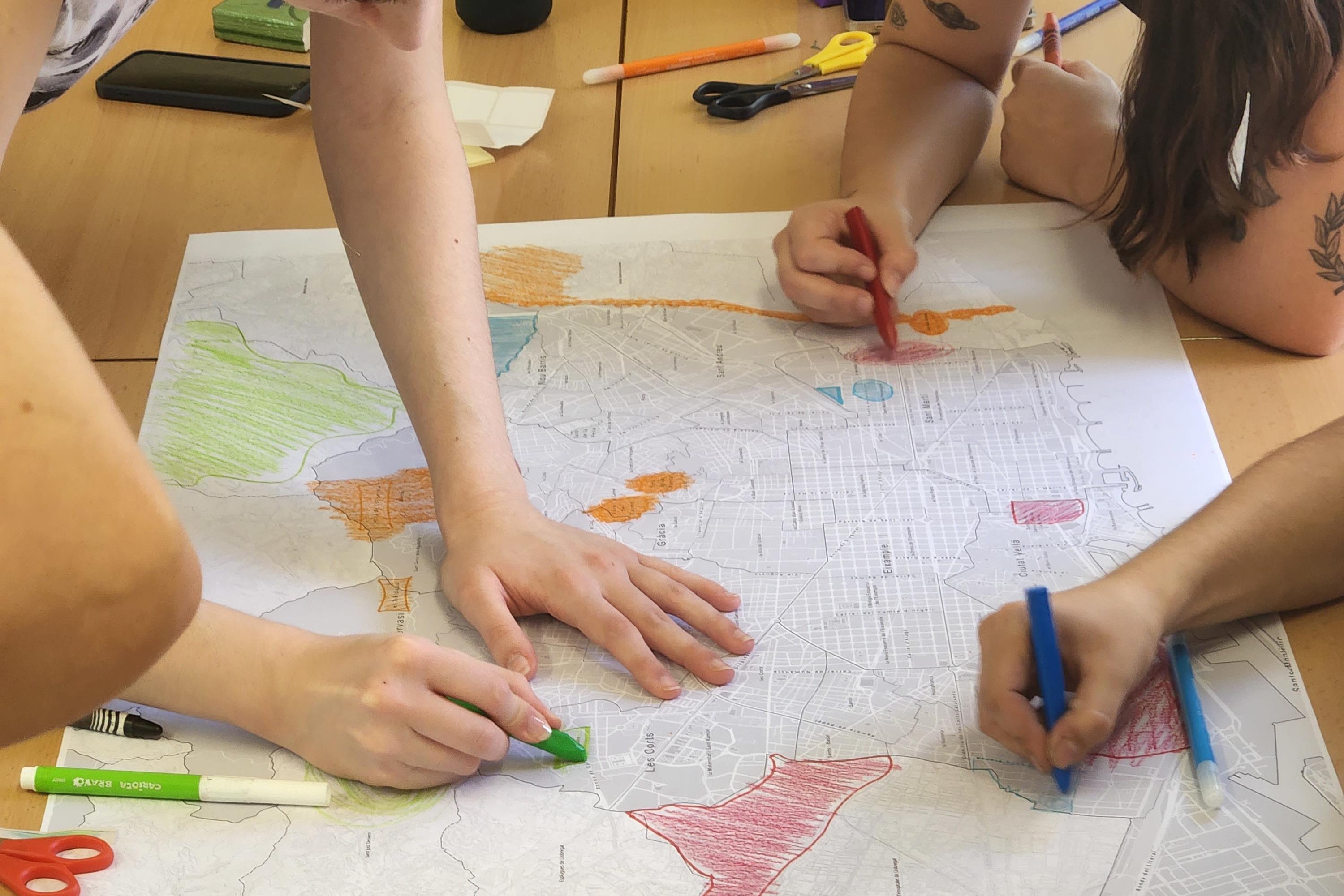 Alumnat de l'Institut Salvador Seguí pintant els punts verds de Barcelona en un mapa durant l'activitat